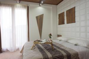 乌尔比诺Albergo Diffuso - Il Poggetto tra Urbino & San Marino的一间卧室配有一张桌子和一张床铺