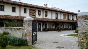 Bagnário ArsaAgriturismo Mulino Delle Tolle的前面有门的大建筑