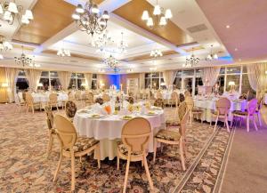 苏普拉希尔Hotel Lipowy Most的宴会厅配有白色的桌椅