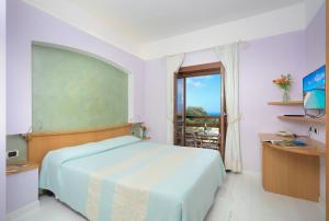 斯廷蒂诺卡拉雷阿乐酒店的一间带大床的卧室和一个阳台