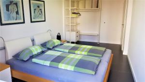 不莱梅Ferienwohnungen Hankenstraße的一间卧室配有蓝色的床和两个枕头