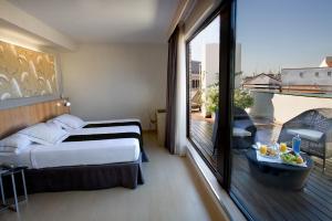 马德里歌剧院酒店的酒店客房设有一张床和一个大窗户