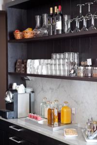 哥德堡Hotel Villan的厨房配有带许多瓶装酒精饮品的吧台