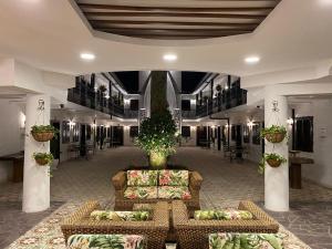锡卡西亚Casa Hotel Las Orquideas的大厅,在大楼里设有沙发和桌子