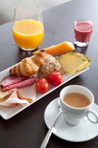 哥德堡Hotel Villan的桌上的一块食物和一杯咖啡