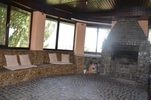 毛科Garden Vendégház Makó的客厅设有石制壁炉和窗户。
