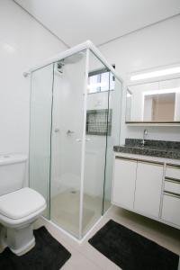 锡诺普Flats Andira Kuss的一间带卫生间和玻璃淋浴间的浴室