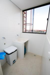 锡诺普Flats Andira Kuss的一间带水槽和卫生间的浴室以及窗户。