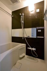 东京Ebisu Ebisu - Vacation STAY 98468的设有带浴缸和淋浴的浴室。