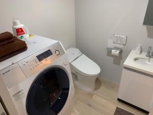 东京Ebisu Ebisu - Vacation STAY 98468的一间带卫生间的浴室内的洗衣机