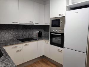 安道尔城SUITEDREAMS - Avet 31的白色的厨房配有白色橱柜和电器