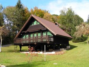 希格斯多夫沃拉夫山林小屋的一间大型木房子,拥有棕色的屋顶