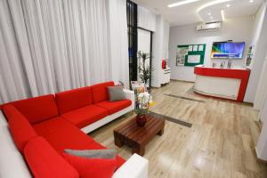 锡诺普Flats Andira Kuss的客厅配有红色的沙发和桌子