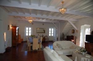 莱旺玛斯德拉加瑞古住宿加早餐旅馆的一间带白色家具的客厅和一间餐厅