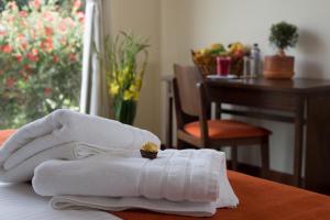 基多Ilalo Garden Hotel & Restaurant的床上的白色毛巾,带环