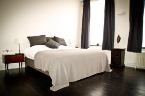 布鲁塞尔九十家住宿加早餐旅馆的白色卧室配有一张带白色毯子的床