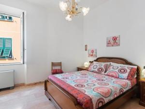 拉瓦尼亚Belvilla by OYO Casa Rosa的一间卧室设有一张床和一个窗口