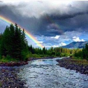 AltaThe Wild Game Inn的河上空的彩虹