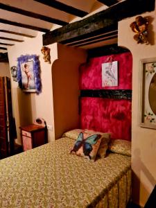 昆卡La Ronda的一间卧室配有一张红色墙壁的床