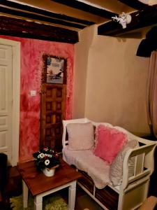 昆卡La Ronda的客厅配有沙发和桌子