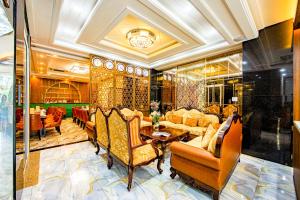 胡志明市Nicecy Saigon Hotel的带沙发和桌椅的客厅