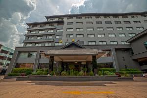 坤敬Le cassia Hotel的一座大建筑,前面设有一个凉亭