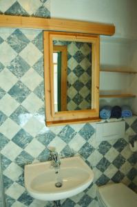 Forchach桑尼汉度假屋的一间带水槽和镜子的浴室