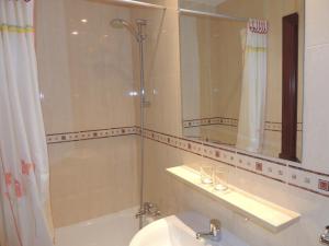马德里冈萨洛旅馆的带浴缸、水槽和淋浴的浴室