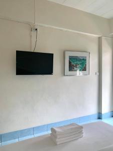 宋卡J-2 Court的墙上配有平面电视的房间
