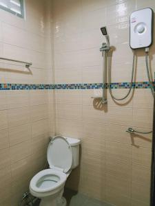 攀牙Rachawadee House的一间带卫生间和淋浴的浴室