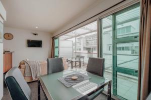 Awesome 2BR Apartment Viaduct Harbor - Wifi & Aircon的休息区