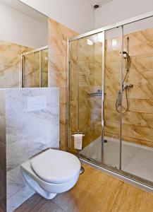 格丁尼亚Olkuska 107 A的一间带卫生间和淋浴的浴室