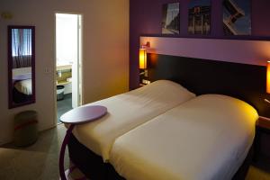 马赛中心宜必思尚品普拉多卡斯特拉纳酒店客房内的一张或多张床位