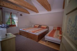 Sub CetateZSUZSI-LAK的一间卧室设有两张床和窗户。