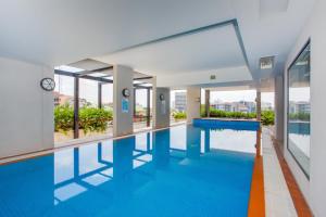布里斯班Republic Apartments Brisbane City的享有大楼景致的游泳池