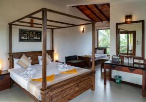 椰子花园餐厅酒店客房内的一张或多张床位
