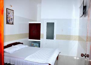 迪石Guest House 36 (2)的卧室配有白色的床