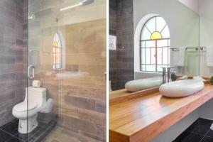 圣路易斯波托西Azabu Hotel Collection的浴室的两张照片,配有卫生间和水槽