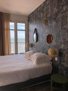 比亚里茨Hôtel Les Baigneuses de Biarritz的一间卧室设有一张大床和一个窗户。