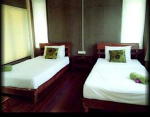 卡农卡农哈罗别墅的带两张床和两个窗户的房间