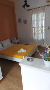 帕罗奇亚Giorgia Lodging的一间卧室配有一张黄色毯子床