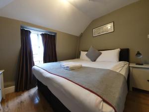 伦敦Belgravia Rooms Hotel的卧室配有一张大白色床和窗户