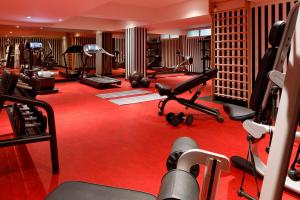 勒图凯-巴黎普拉日巴里耶尔勒威斯敏斯特酒店的健身房设有红色地毯和健身器材