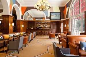 勒图凯-巴黎普拉日巴里耶尔勒威斯敏斯特酒店的一间带桌椅的餐厅和一间酒吧