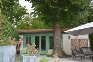 Limetz罗莉吉维尼酒店的绿门和树的房子