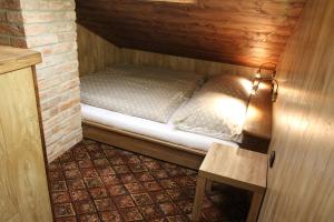 赫林斯科Chata Styl的一间小卧室,卧室内配有一张床铺