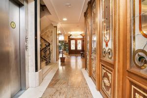 伊斯坦布尔最佳西方帝国皇宫酒店及spa中心的走廊设有木镶板墙,走廊设有门