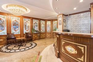 伊斯坦布尔最佳西方帝国皇宫酒店及spa中心的一间酒吧,房间设有木墙和椅子