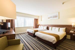 布莱顿霍夫假日布莱顿海滨酒店的酒店客房设有两张床和电视。