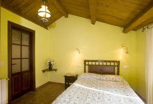 纳维亚Casa Aurora的一间卧室设有一张床和木制天花板